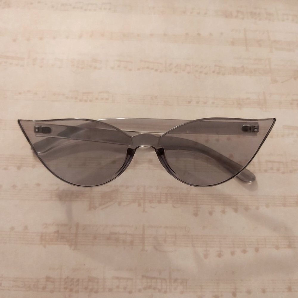 Cateye retro sunglass with complementary case